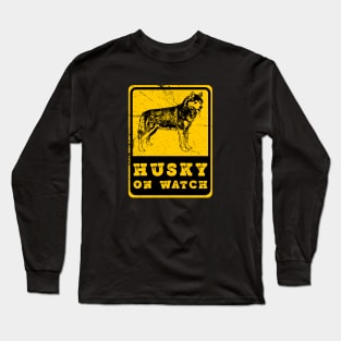 Husky On Watch. Perfect Funny Husky and Dogs Lovers Gift Idea, Distressed Retro Vintage Long Sleeve T-Shirt